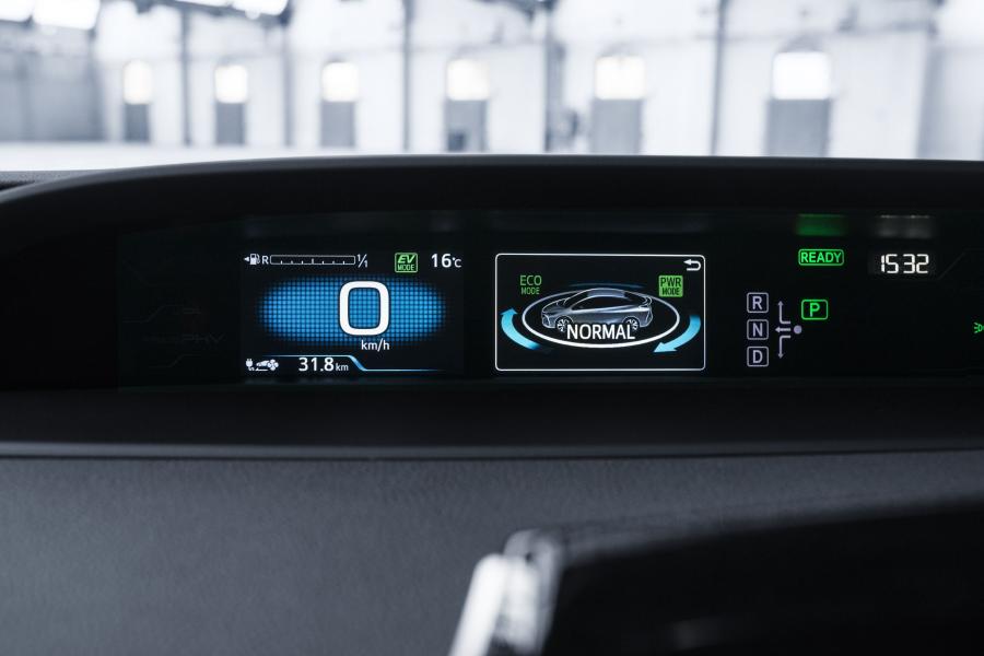 Панель приборов Toyota Prius Plug-in Hybrid 2016 года  (фото 115 из 187)